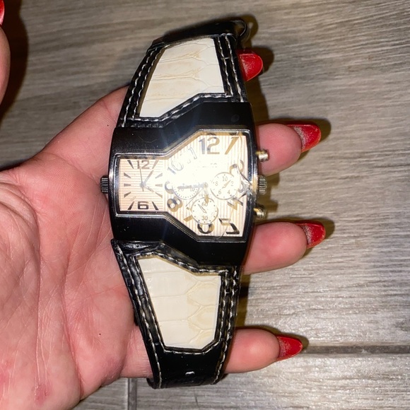 OULM Steampunk Watch – White & Black Dial – Irregular Quartz Design - Picture 3 of 5